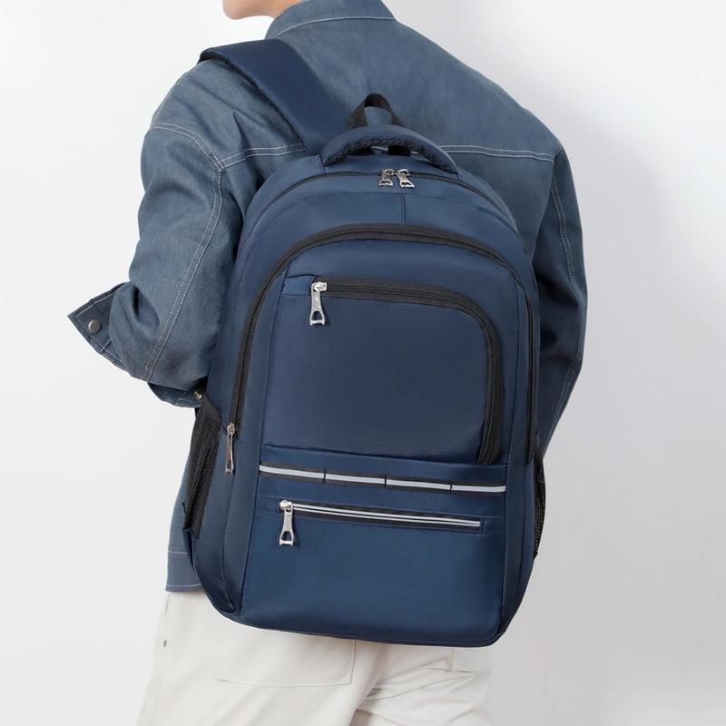 Einfarbiger Rucksack mit mehreren Reißverschlusstaschen und seitlichen Netztaschen, ideal für Schule und Reisen