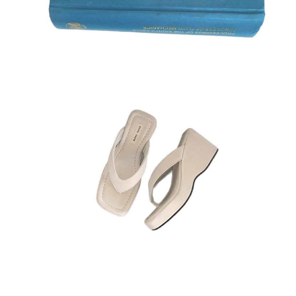 Versatile flip-flops toe slippers women's 2025 summer new European and American square head Internet celebrity sexy slope heel square head cool sl