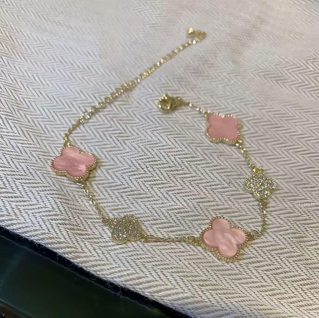 Bracciale a maglie Quadrifoglio con Motivi Floreali Alternati e Dettagli Texturizzati Lunghezza Catena Regolabile