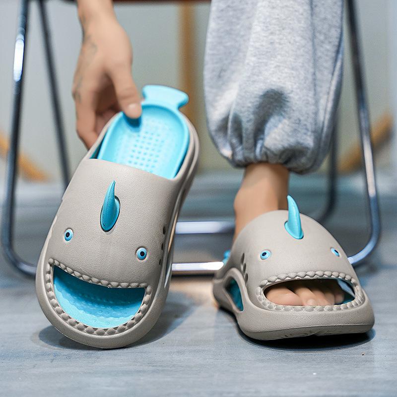One-word slippers couple summer wear 2024 new thick-soled heightened non-slip stepping on shit feeling personalized beach shoes men