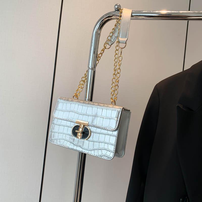 

Женская сумка маленькая квадратная сумка 2025 лето новая мода женская сумка красивая повседневная нишевая сумка через плечо простая сумка-мессенджер серебряный