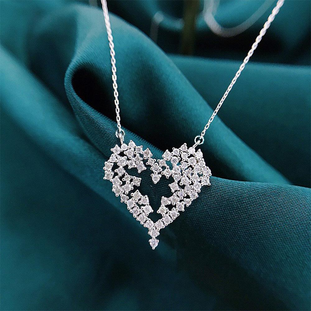 Heart Shaped Zircon Pendant Necklace, Elegant and Luxurious Necklace, Suitable for Luxurious Jewelry Worn At Dinners and Romantic Occasions