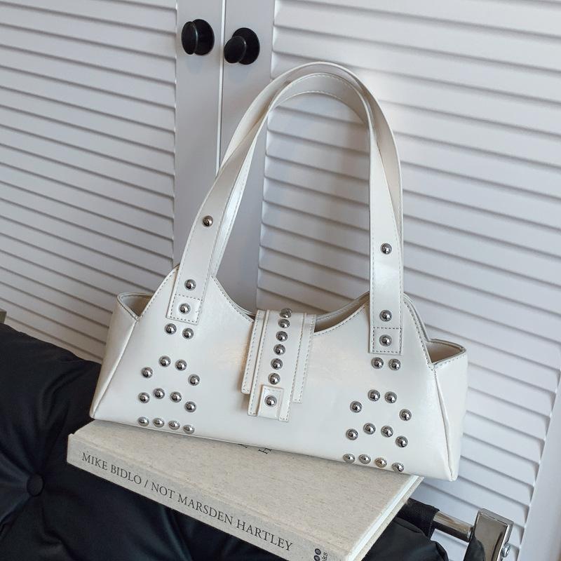 Осенняя сумка-подмышка с ретро-текстурой, женская, новая 2025 года, с заклепками, мотоциклетная сумка через плечо, модная ручная сумка для поездок