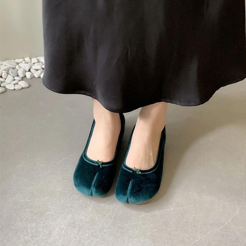 Dámské baleríny Tabi Ninja boty Dámské mikrovlákno Sametové pohodlné baleríny Pantofle s rozděleným prstem Měkká podrážka Mokasíny 2025 Nové módní boty M