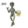 Outdoor Landscape Figurine Resin Alien with Beer Glass Figurine, Decorative Desktop Ornament, Creative Table Exquisite Hand Carved Statue Decoration