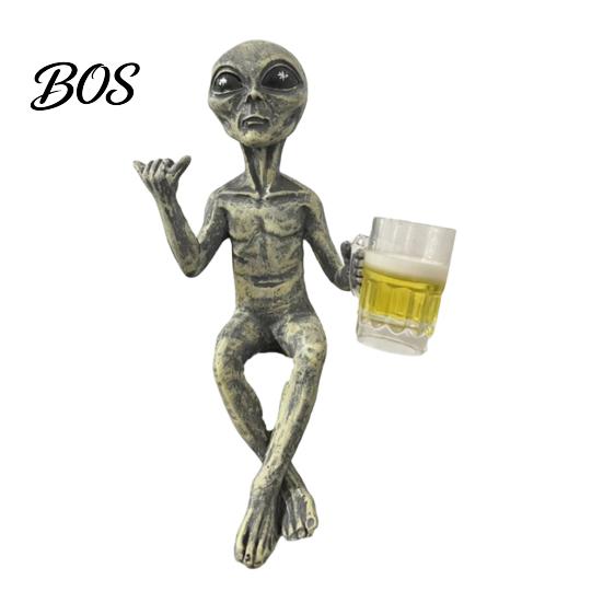 Outdoor Landscape Figurine Resin Alien with Beer Glass Figurine, Decorative Desktop Ornament, Creative Table Exquisite Hand Carved Statue Decoration