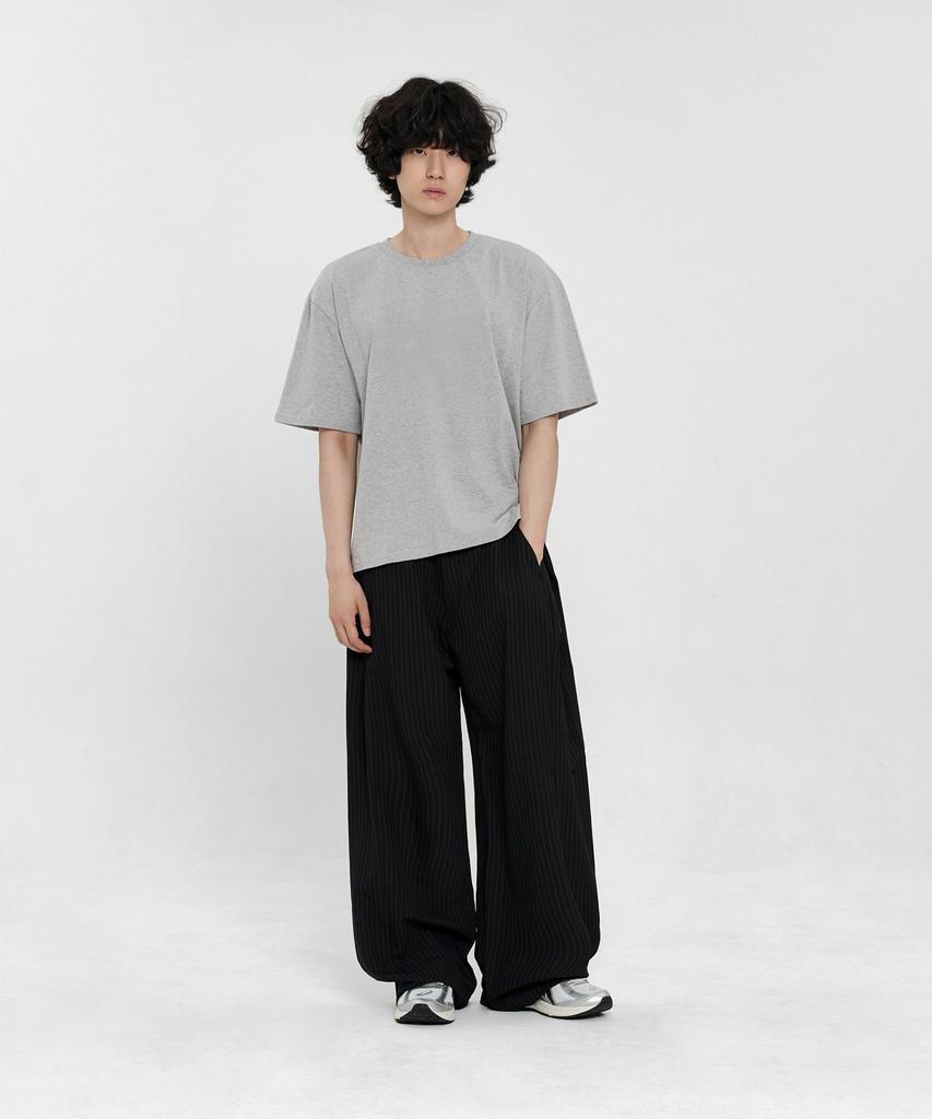 SIGNATURE Multi-Tuck Wide Slacks [Black Stripe]