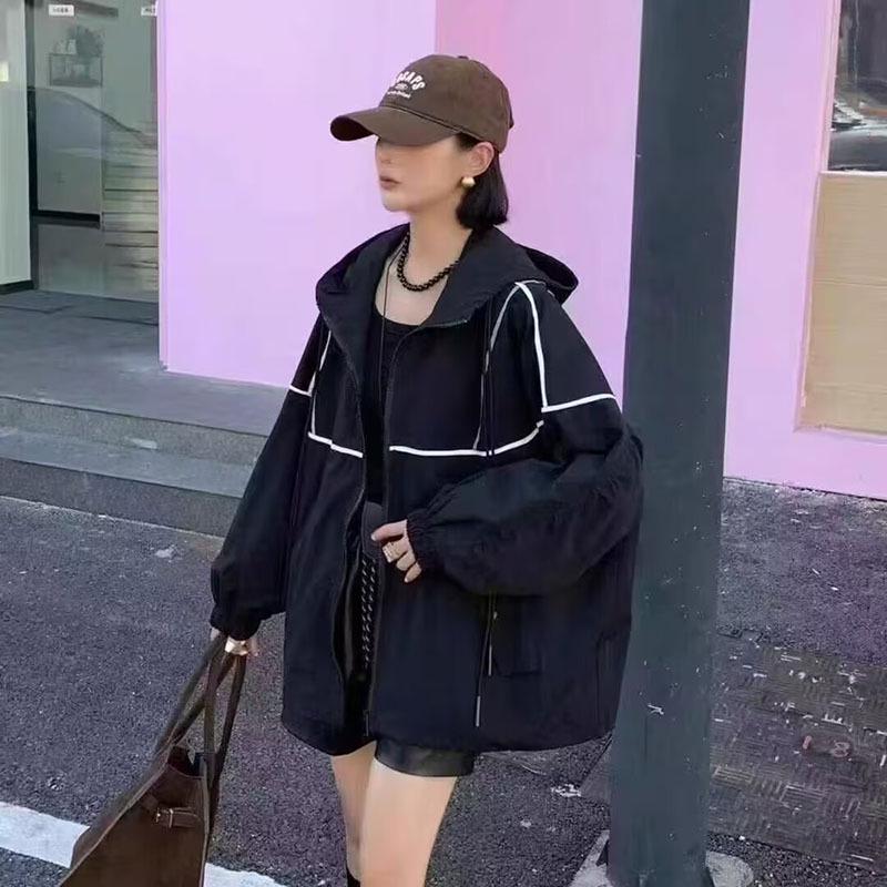 

Женская повседневная летняя куртка с капюшоном и контрастной строчкой - Легкая на молнии, защита от солнца Large чёрный