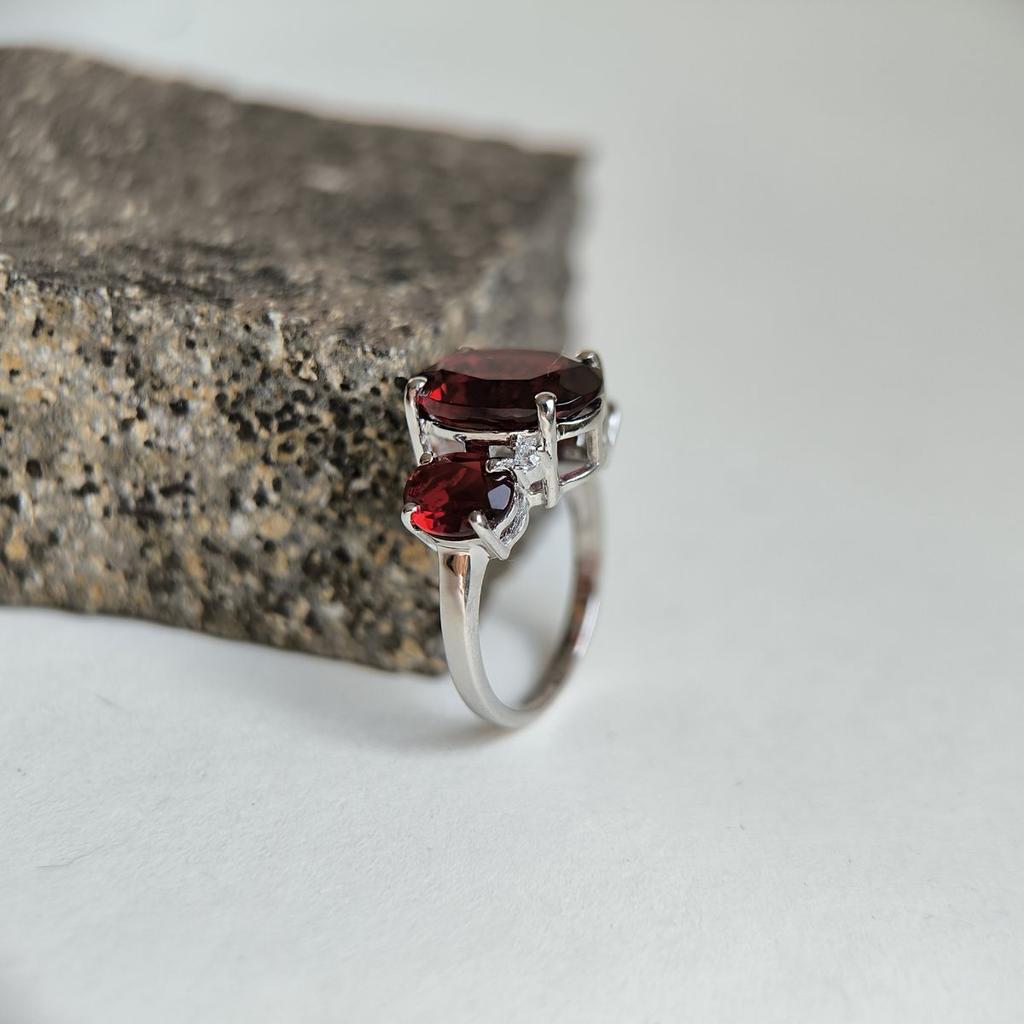 Silberring mit natürlichem Granat 6,898ct, Gewicht des Artikels 4,63 g (2181330)