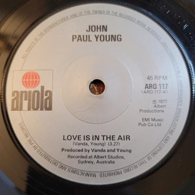 7inch Record JOHN PAUL YOUNG - Love Is In The Air ARO117 Ariola 1977 UK Dance & Electronica Used