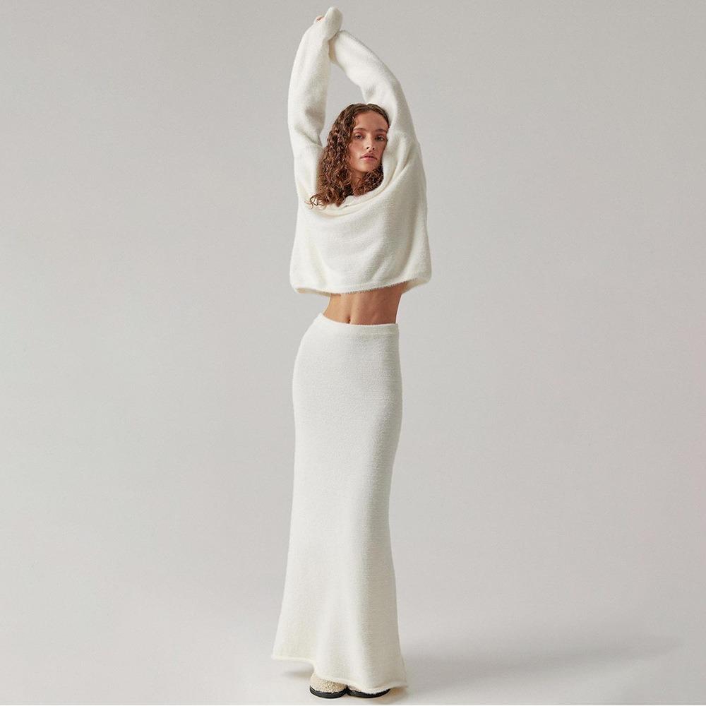 Dámský podzimní a zimní jednoduchý pletený svetr s výstřihem do V a sukní do poloviny těla