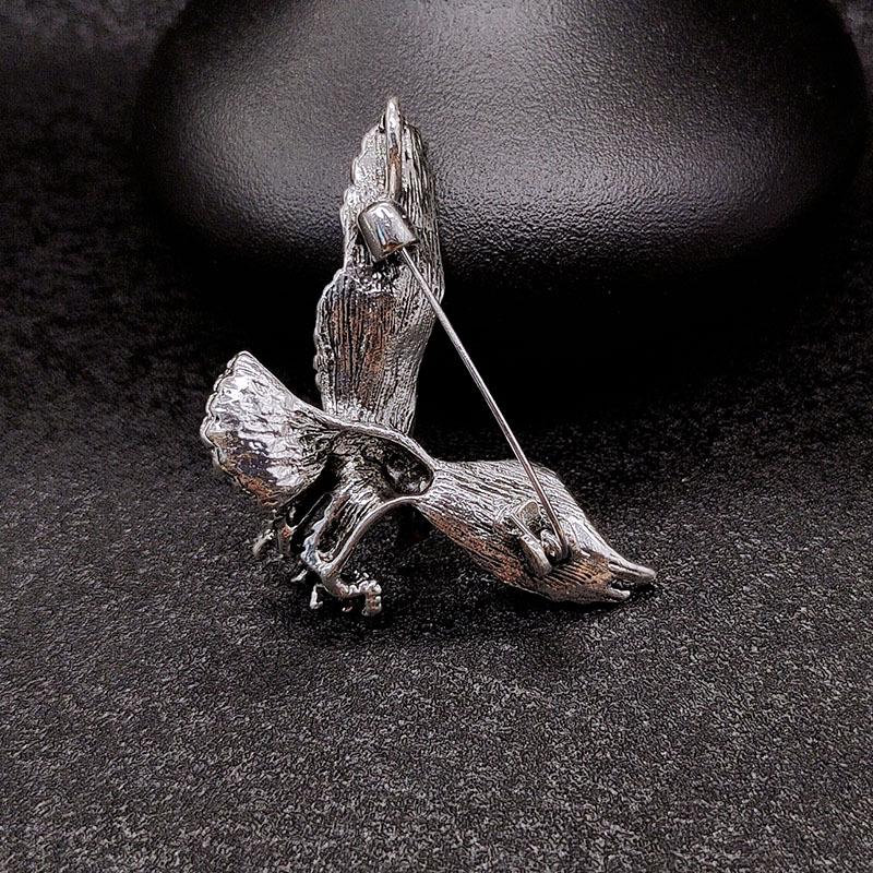 European & American Eagle Brooch - High-End Retro Fashion Pin for Men’s Clothing Accessories