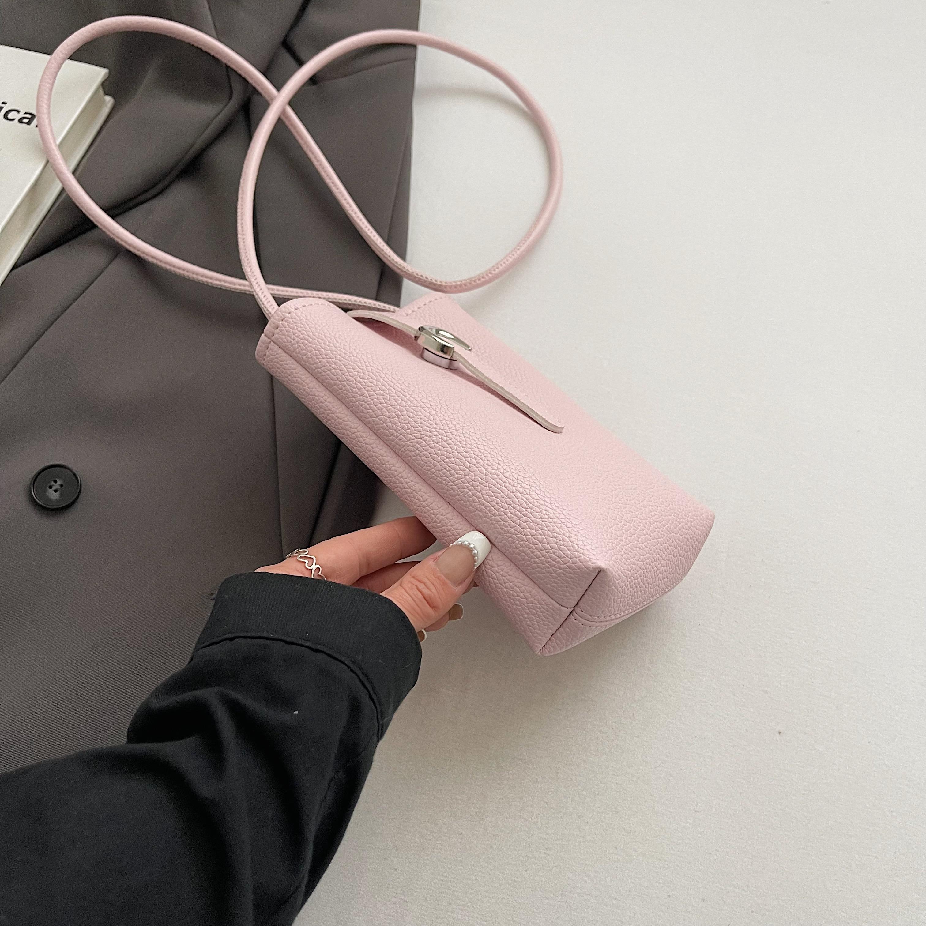 Модная монохромная сумка через плечо — фото 5