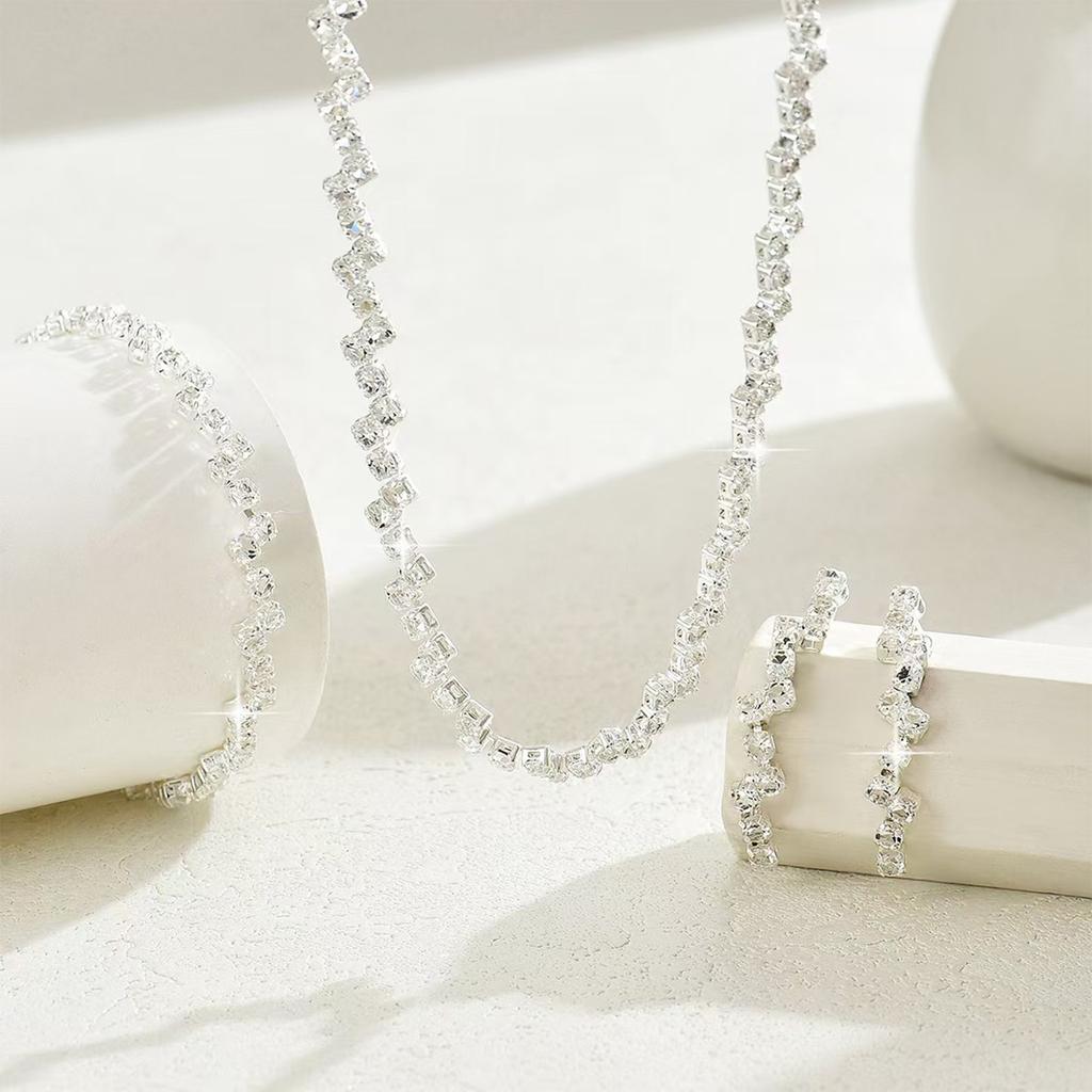 Glamorous Wedding Accessory Set Sophisticated Wedding Rhinestone Jewelry Set Necklace Earrings for Bridesmaids