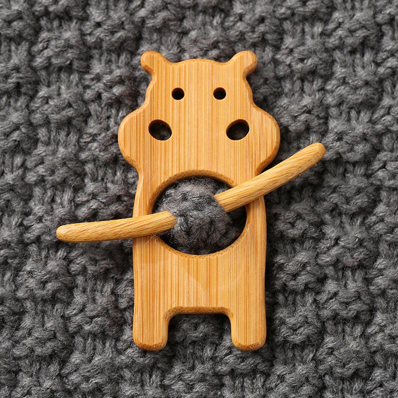 New autumn and winter niche wooden brooch cute animal sweater pin cardigan coat fixed accessory buckle