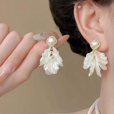 Französische Retro-Perl-Blütenohrringe - Elegante weiße Blume Stecker im leichten Luxus-Stil