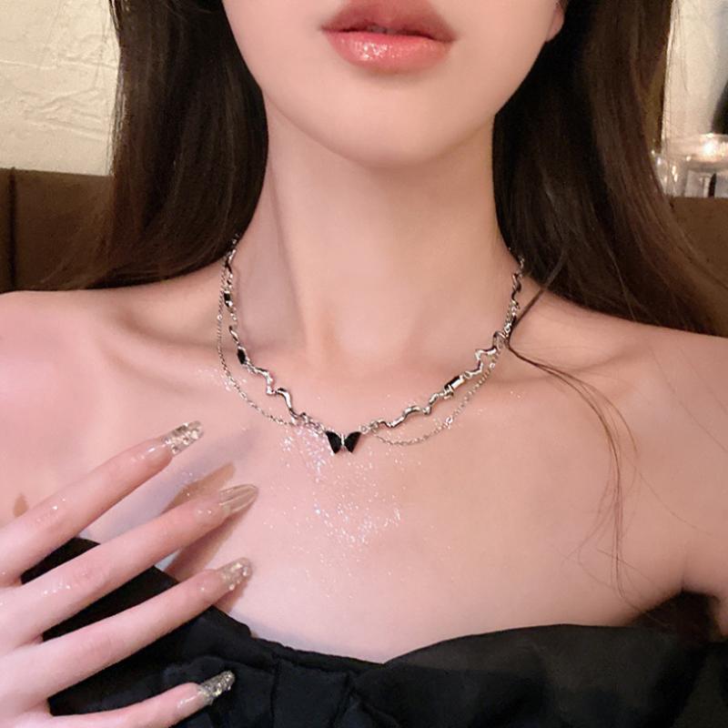 BLINGBAY Collier Pendentif Femme Double Couche Papillon Noir Collier Léger Luxe Hot Girl Clavicule Chaîne Chandail Chaîne Accessoires Bijoux Cadeau