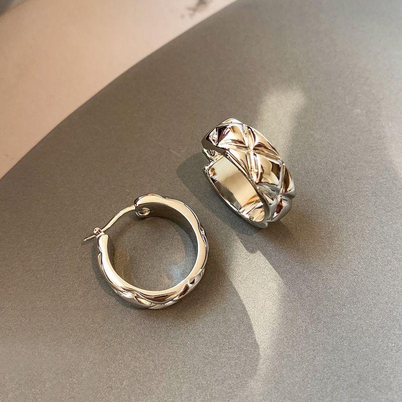 European and American Heavy-Duty Metal Diamond Pattern Plain Hoop Earrings for Women, Light Luxury and High-End Feel, 2026 New Model, Gold Earrings