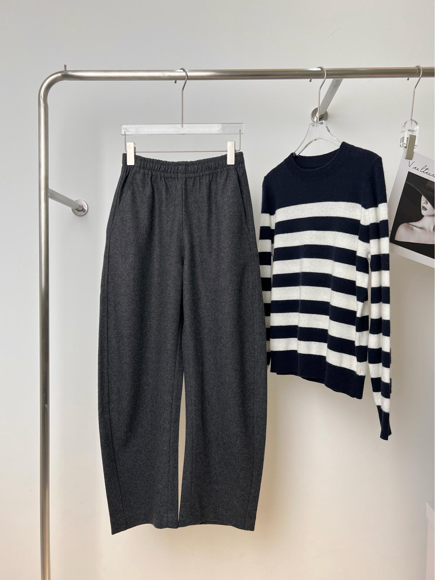 

Стильные брюки широкого кроя из смесовой шерсти на зиму 2024 S серый