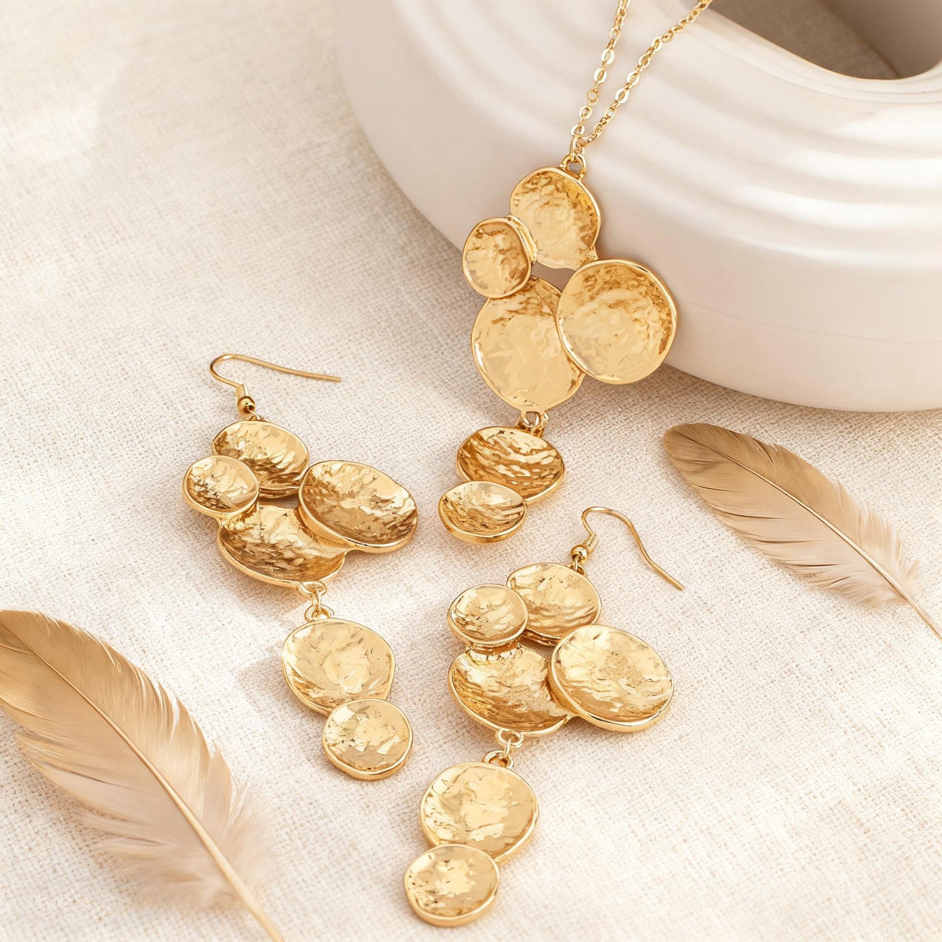 

Niche high-end multi-layer round pendant earrings necklace set women s light luxury temperament design sense золотий жовтий колір