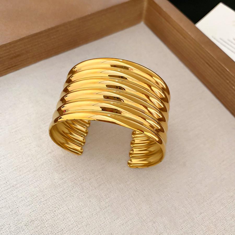 Europäischer & Amerikanischer Mehrschichtiger Schmetterling Offener Armreif: Luxuriöser, modischer und vielseitiger Damenschmuck für alltägliche Eleganz.