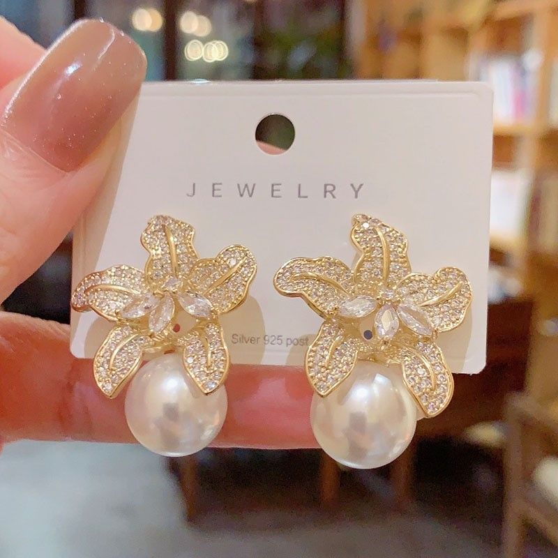 

Французский стиль Преувеличенная мода Лепесток Эр Ноготь Женский Роскошный Элегантный Легкая Роскошь Все-Матч Серебряная Игла Эр Кольцо Ретро Жемчуг Эр Ювелирные Изделия Gold Elegant zircon Pearl (14K gold plating)