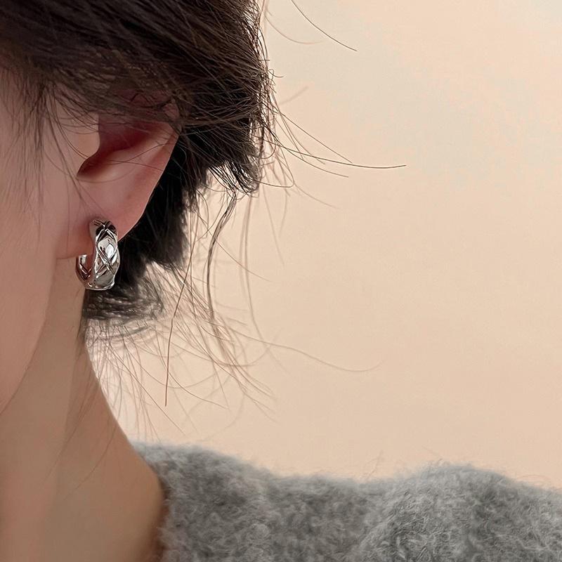 Elegant Diamond Metal Retro Earrings for Women - Versatile, Fashionable, and High-End Korean Style Accessories