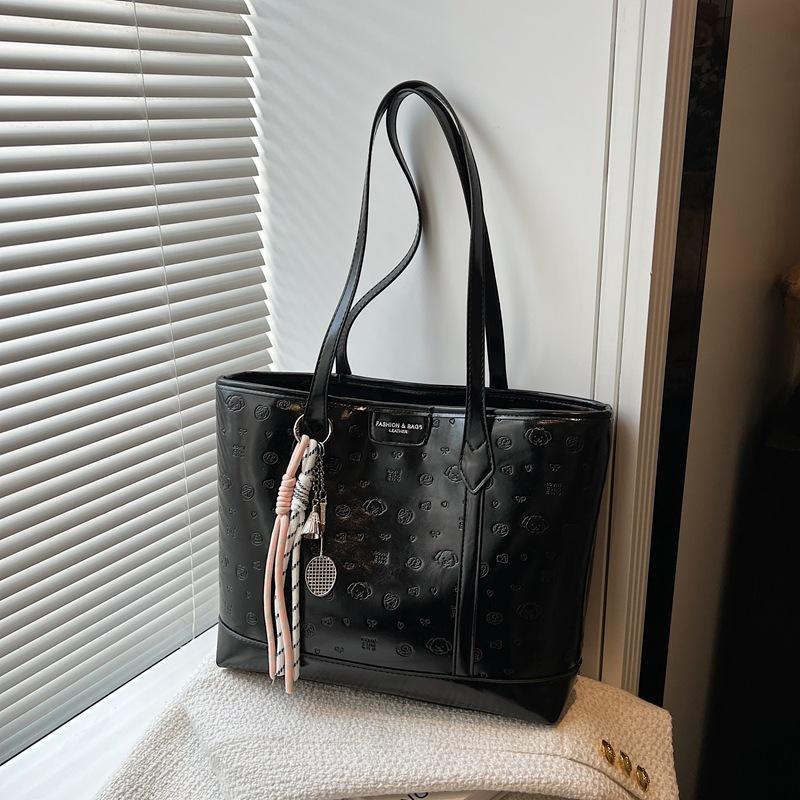 Spring and summer large-capacity bag women's new fashionable versatile shoulder bag textured portable tote bag