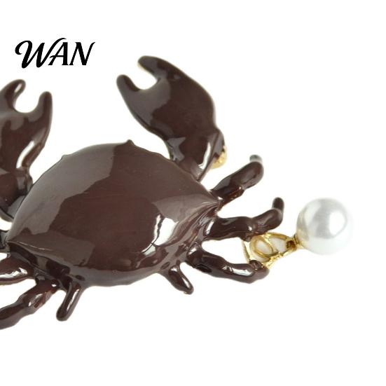 Smooth Touch Brooch Pin Bohemia Style Faux Pearl Decor Crab Shape Zinc Alloy Durable Metal with Hand-Painted Finish Coats Suits Sweaters Dresses Badge
