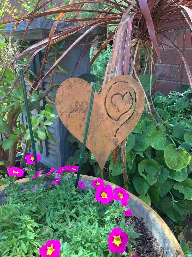American Wrought Iron Heart-Shaped Rusted Metal Floral Garden Decoration