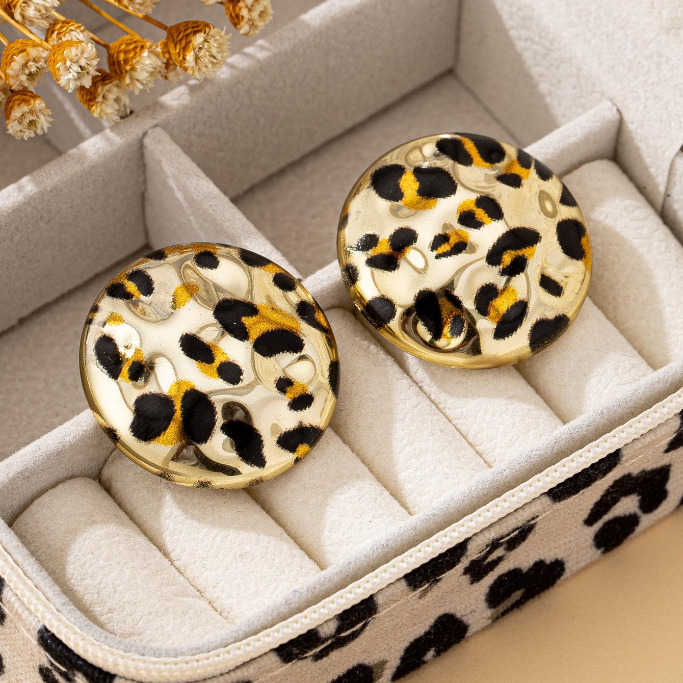 Пара женских серег, замысловато завязанных узлом, преувеличенных, нишевых и высококлассных