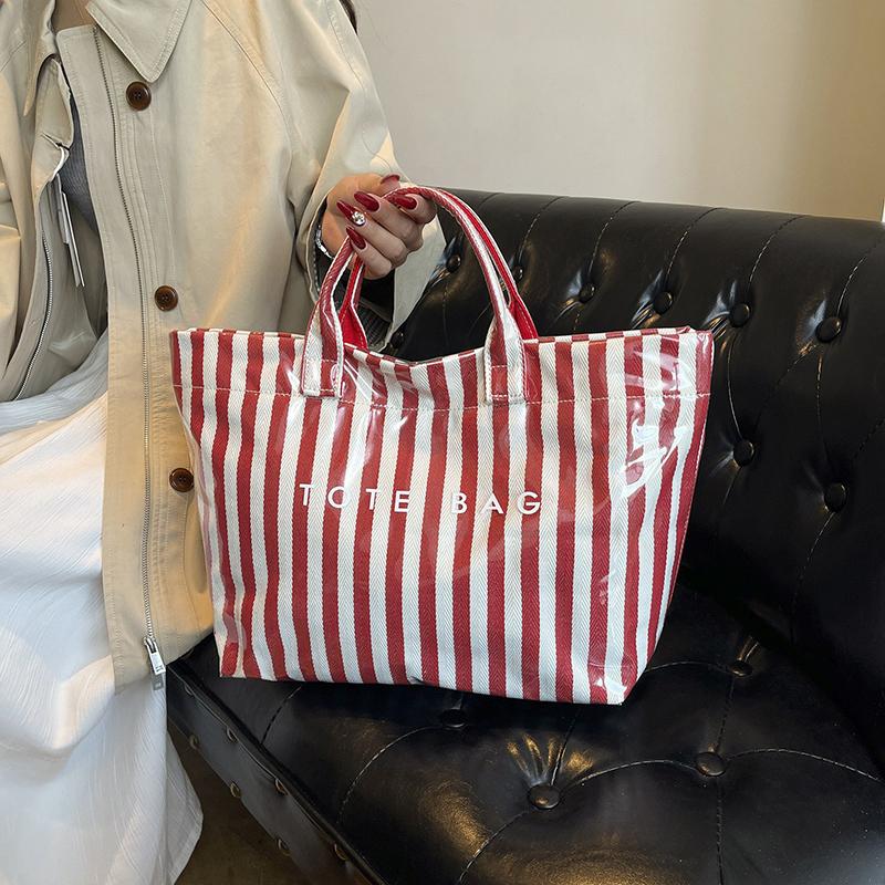 Klare PVC-Tragetasche Stilvoller gestreifter Buchstabendruck Wasserdichte Handtasche Große Kapazität Pendler-Umhängetasche Leichtgewicht Einkaufen