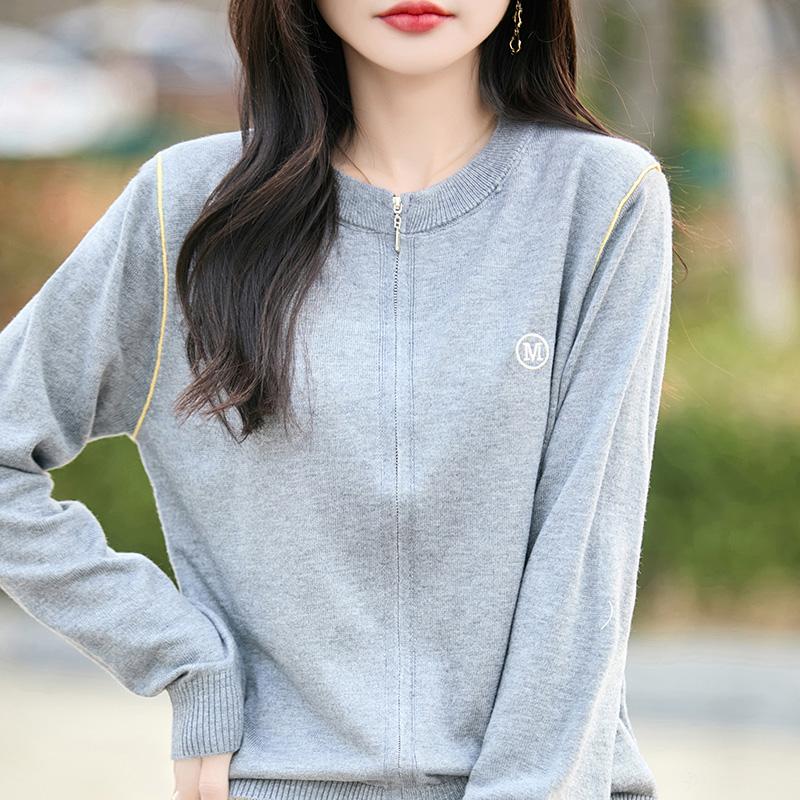 Lekki kardigan damski wykonany w 50% z wełny i w 50% z jedwabiu morwowego – uniwersalny sweter na 4 pory roku zapewniający całoroczny komfort i styl