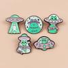 Creative Alien Cat Spaceship Brooch: Cute Outer Space Alloy Badge for Clothes and Bags.
