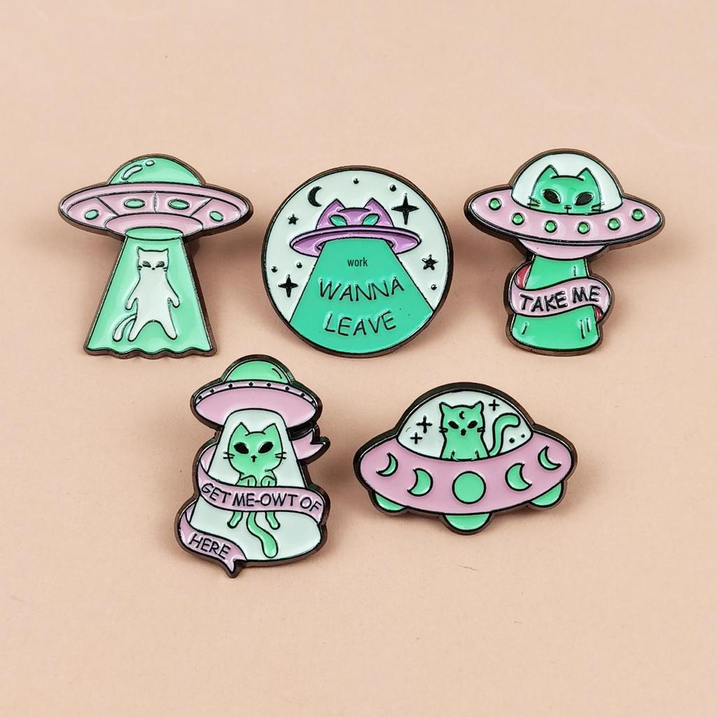 Creative Alien Cat Spaceship Brooch: Cute Outer Space Alloy Badge for Clothes and Bags.