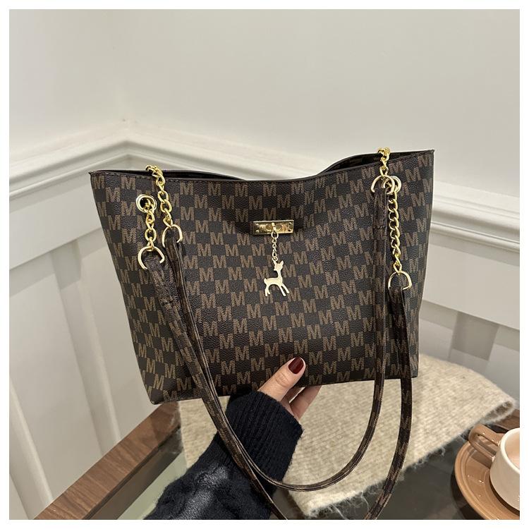 

Retro commuter texture chain shoulder bag women s 2025 spring new versatile ins underarm bag tote bag women темно-коричневого