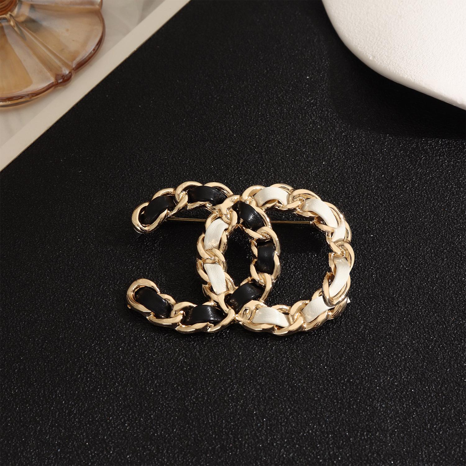 

Small Fragrant Leather Color-blocked Double-letter High-end Feminine Matching Accessory Brooch 3*5CM
