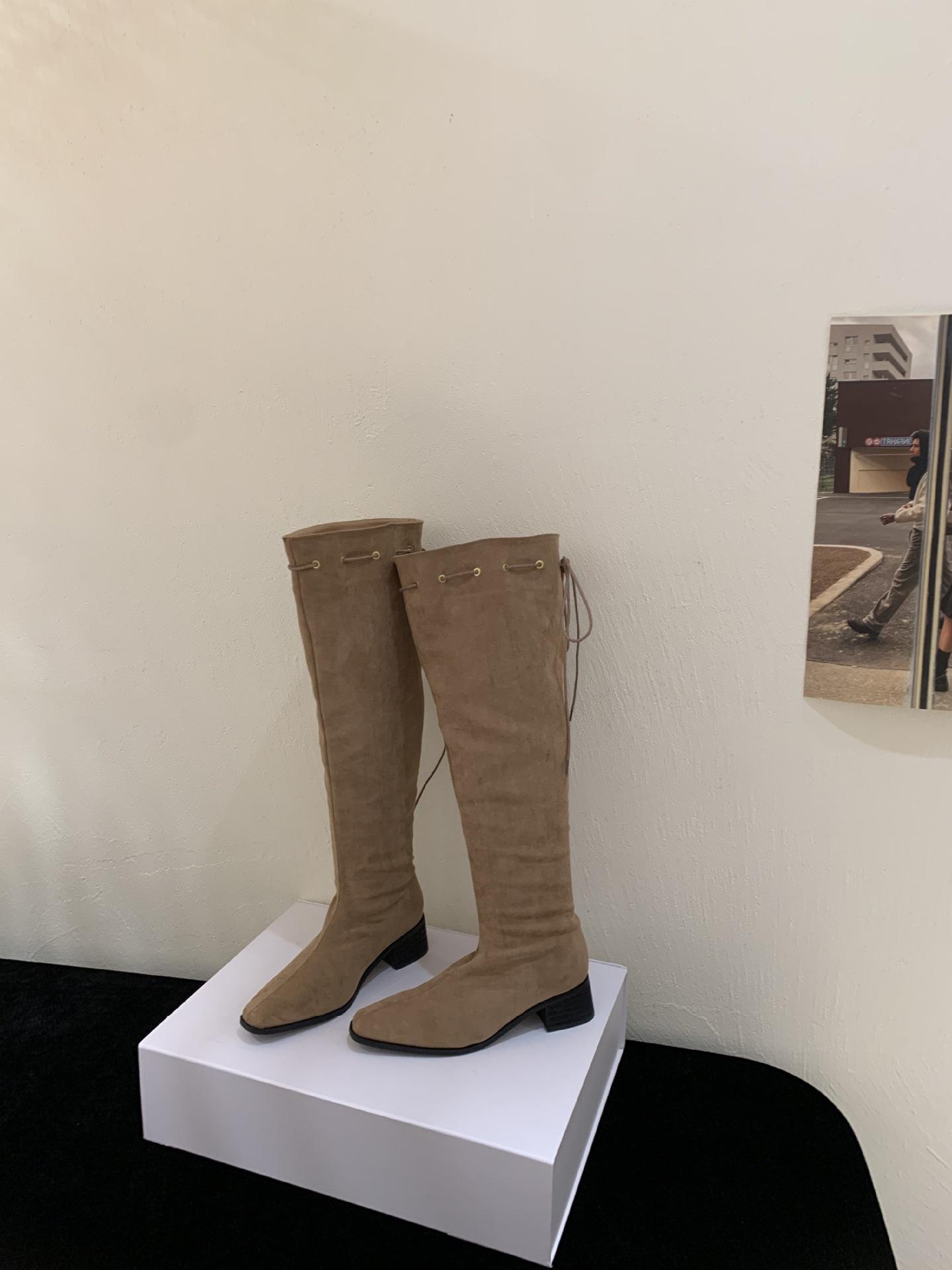 

Женские сапоги с большим обхватом голенища 2025 осень и зима выглядят стройнящими, но сапоги до колена, острый носок, ремешок, толстый каблук, пряжка-ремень, сапоги-чулки женские 39 хаки