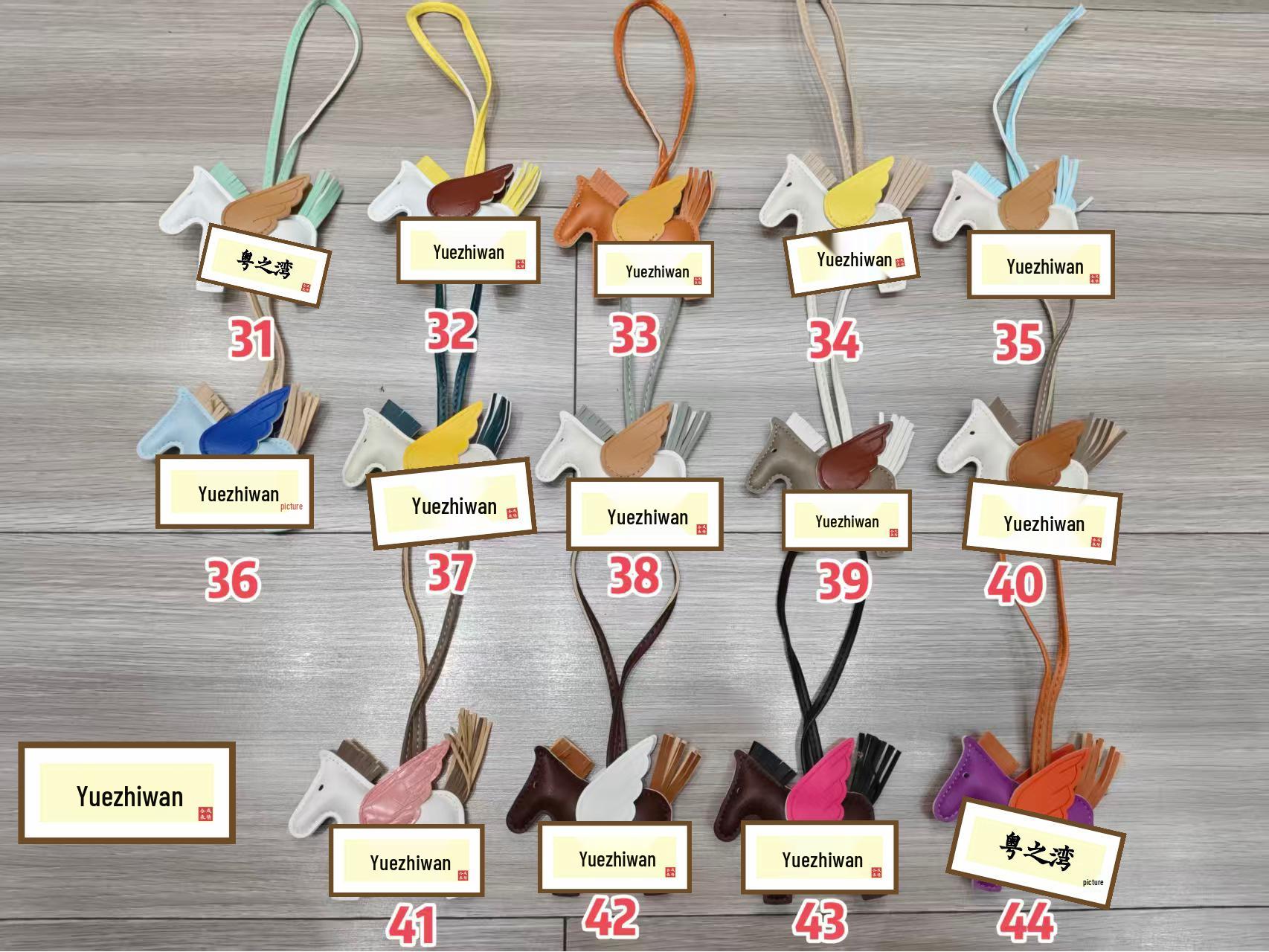 

Pegasus Pendant Keychain: Cute Tassel, Contrast Color, Cartoon Unicorn Charm in Leather