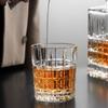 Verre à whisky à carreaux en relief de 360 ml avec un style de prise en main extrêmement élégant est un excellent compagnon pour la dégustation de vin de papa