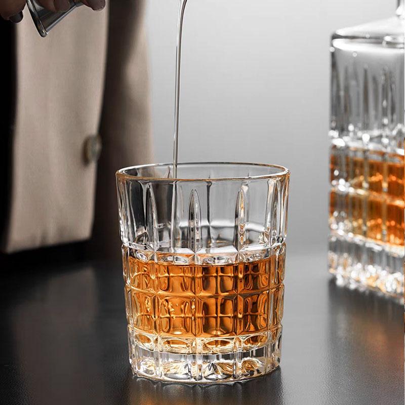 Verre à whisky à carreaux en relief de 360 ml avec un style de prise en main extrêmement élégant est un excellent compagnon pour la dégustation de vin de papa