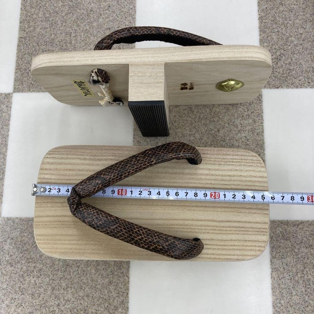Single-legged geta sandals, Tenichi Tengu geta T-52. "Awa paulownia wood geta/Tengu geta" for experiential training. In-stock item. Brown snake-patter