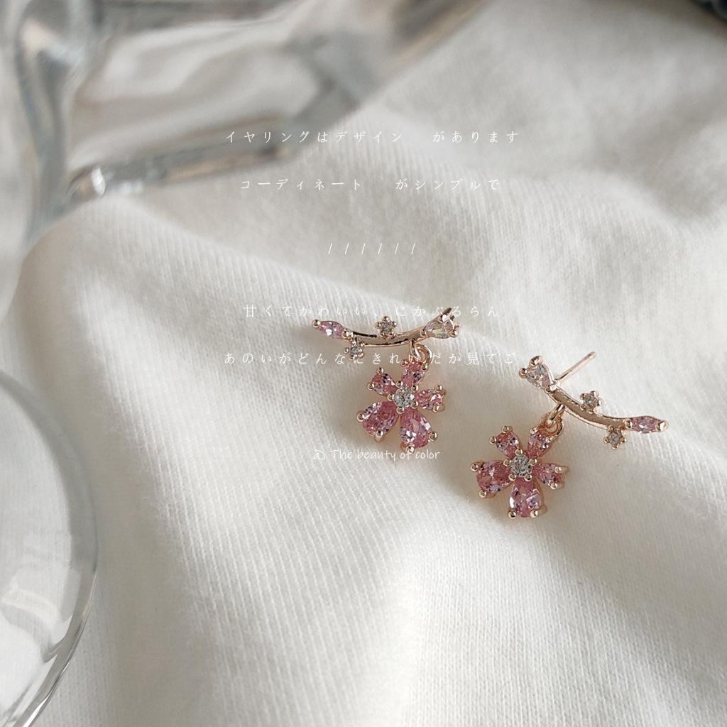 Bright eyes slightly inlaid zircon needle plating Japanese and Korean sweet ins studs, plum blossom earrings, sweet earrings