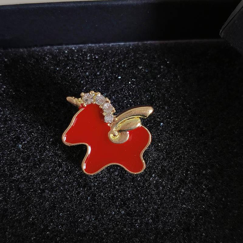 

Fashion New Year Red Pony Brooch Exquisite Zodiac Horse Brooch Pin For Women Men Temperament Suit Lapel Corsage Accessory Gift A1