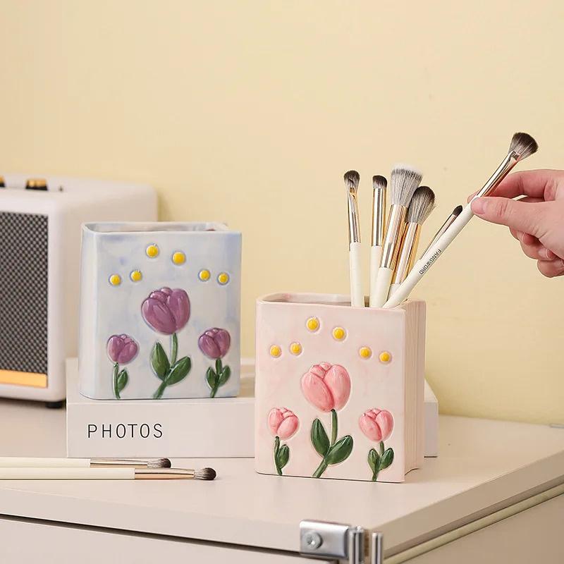 Porte-stylo en céramique Tulipe | Porte-rangement 3D en relief en forme de livre | Organisateur de pinceaux de maquillage et pièce décorative