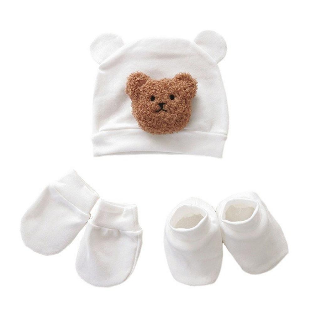 Süße Babymütze mit passenden Handschuhen und Socken. Perfektes Babyparty-Geschenk. Weiche und bequeme Babymütze.