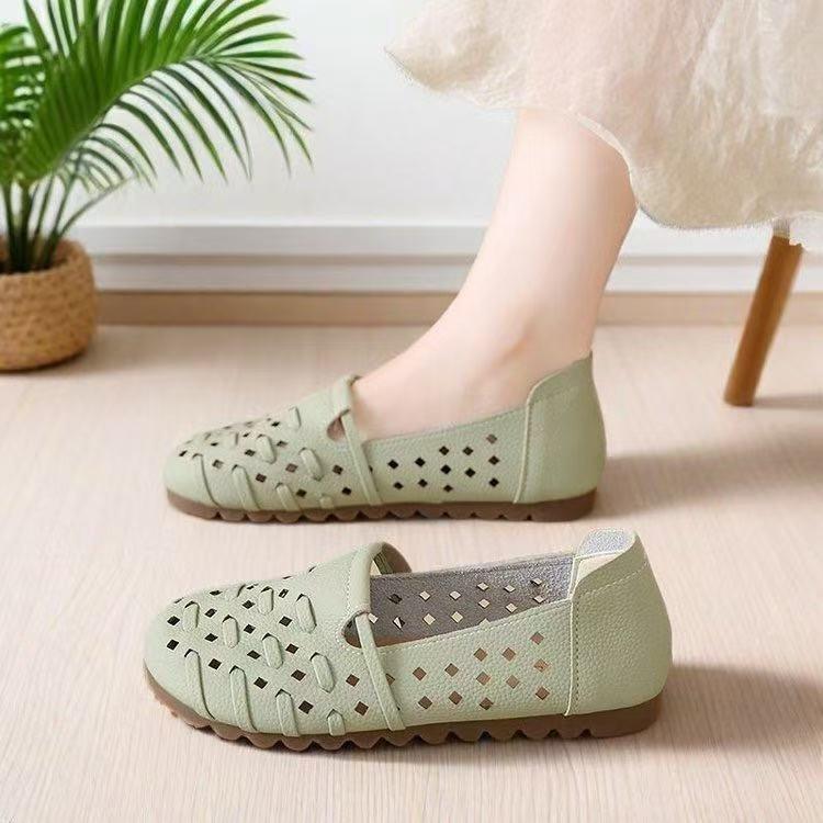 Chaussures trouées respirantes pour femmes 2025 été nouvelles chaussures simples creuses semelle souple tendon de bœuf chaussures décontractées pour mères à enfiler à fond plat