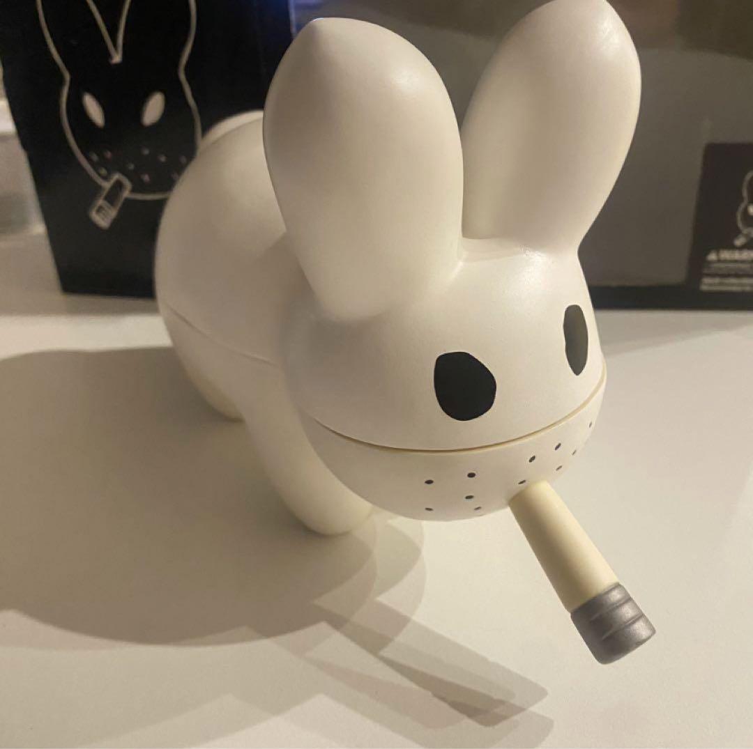 

[Б/У] Фигурка Курящего Кролика Козика Лимитированной Серии в Белом (Коробка в комплекте)