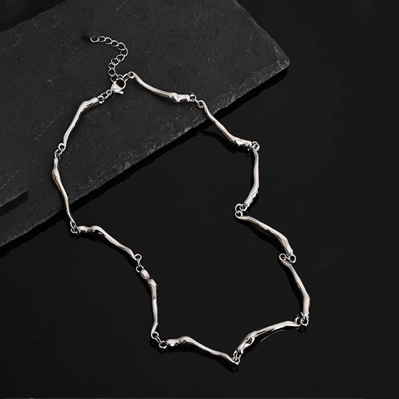 Trendy Unisex Twisted Clavicle Chain: High-End, Hip-Hop Inspired Minimalist Necklace