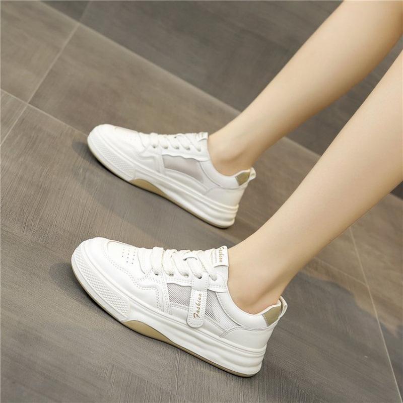 Kleine weiße Schuhe Damen vielseitig Mesh atmungsaktiv flache dicke Sohle 2025 Frühling und Herbst dünn neu explosiv lässig Papa Sport Board Schuhe